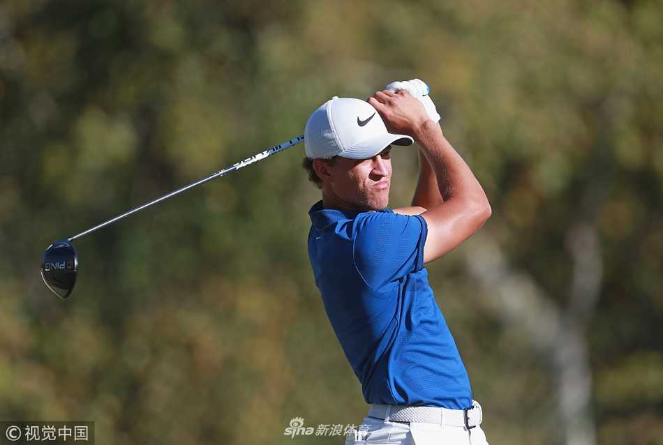 钱普望向几乎一杆进洞的小球，右手握拳庆祝，背景中惊叹的观众纷纷起立