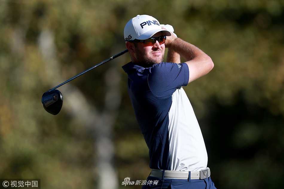 钱普与球童激情拥抱，两人脸上洋溢着无法抑制的狂喜与泪水