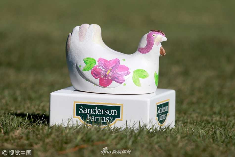 卡梅隆-钱普在第十三洞果岭边凝神观察，眼神如猎豹般专注，身后是广袤的农场与秋林