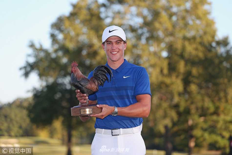 第十六洞钱普挥杆瞬间，身体扭转充满力量，夕阳为他勾勒出一道金色的轮廓