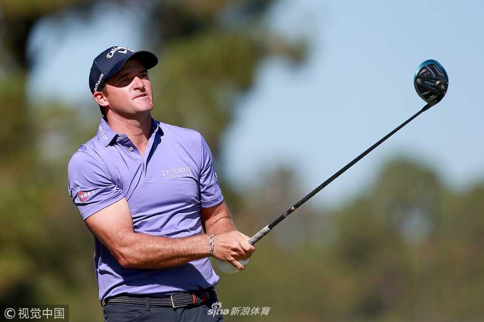 钱普与赛事创始人及家人合影，手捧奖杯笑容灿烂，背后是绵延的草场与荣光