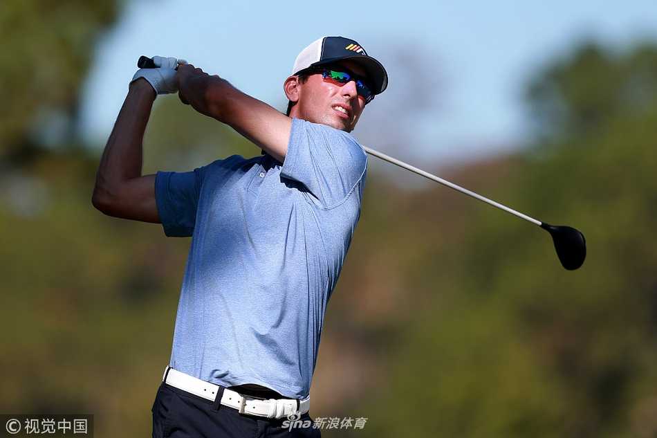 冠军颁奖仪式上，钱普深情亲吻金光闪闪的奖杯，农场黄昏的柔光洒满全身