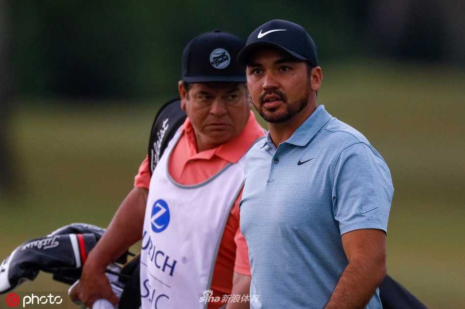 斯塔灵斯与穆利纳克斯在潮湿的球道上并肩行走商讨策略，他们的沉着与领先记分牌形成鲜明对比