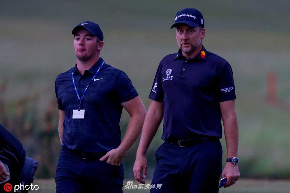 西班牙名将加西亚在果岭边进行精细切杆，专注的神情仿佛屏蔽了周围所有干扰