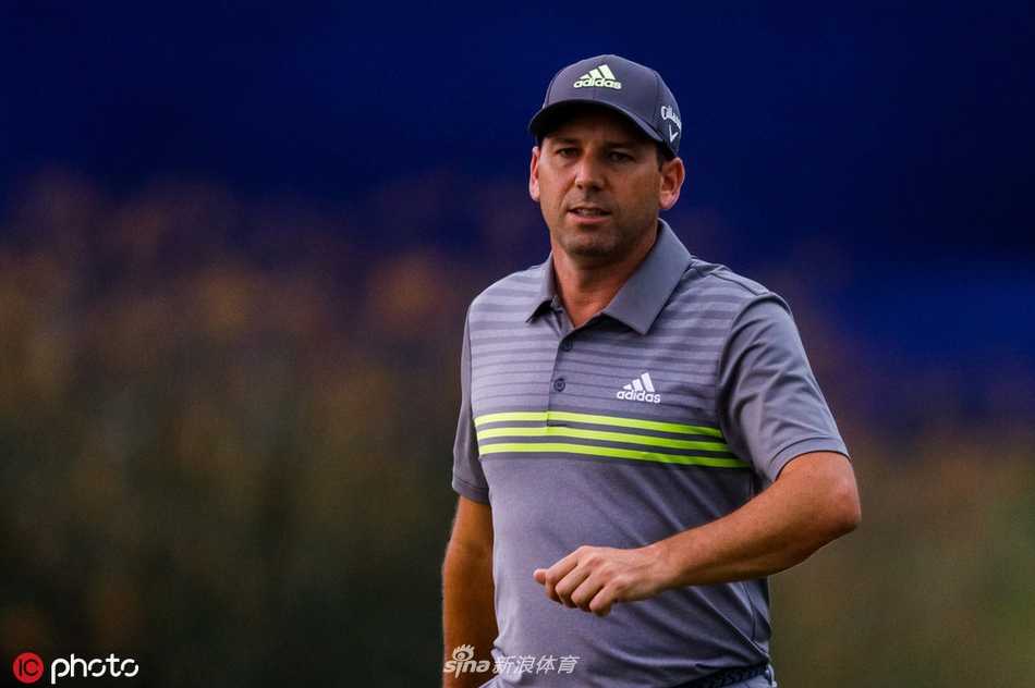 萨巴蒂尼在布满积水的沙坑中救球，水花四溅，展现了恶劣场地条件下的高超技巧