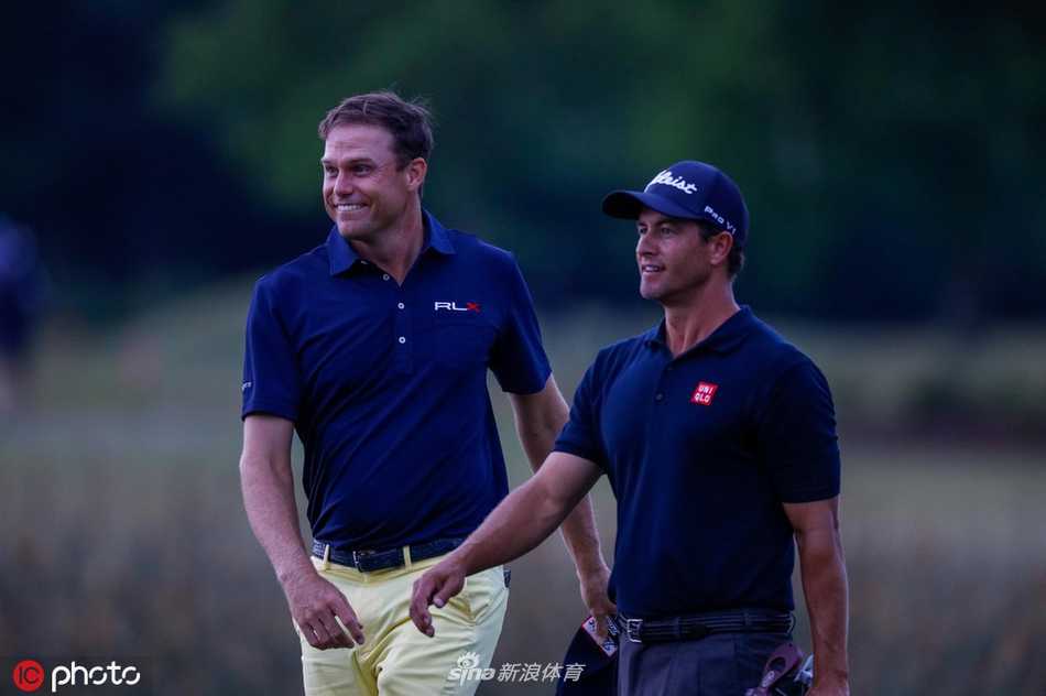 夕阳的余晖穿透云层洒在空旷的球道上，工作人员正在清理场地，为明日未完的激战做准备