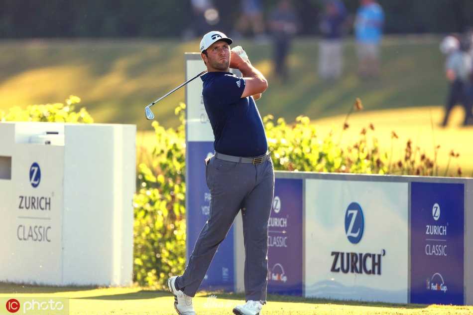 琼拉姆大力开球，身体在潮湿的空气中划出充满力量的弧线，小白球径直飞向雨后的天空