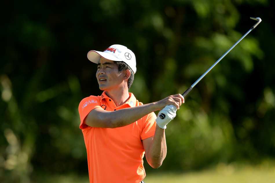 梁文冲在果岭边凝神观察，仔细研判小白球的滚动线路与草纹走向