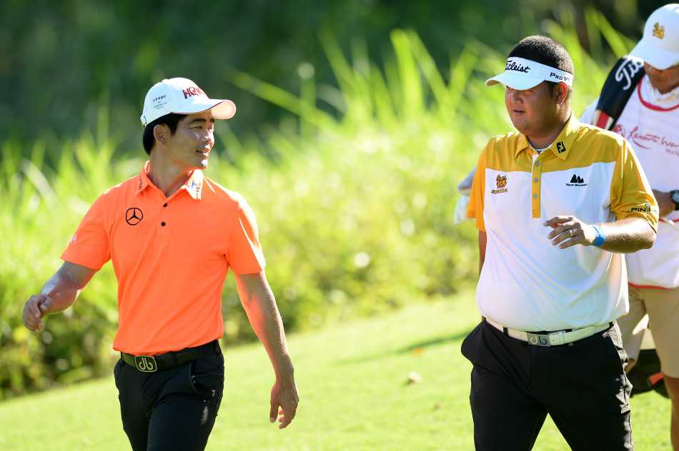 泰国名将威拉沧在比赛中露出标志性的开朗笑容，与同行伙伴畅快交流