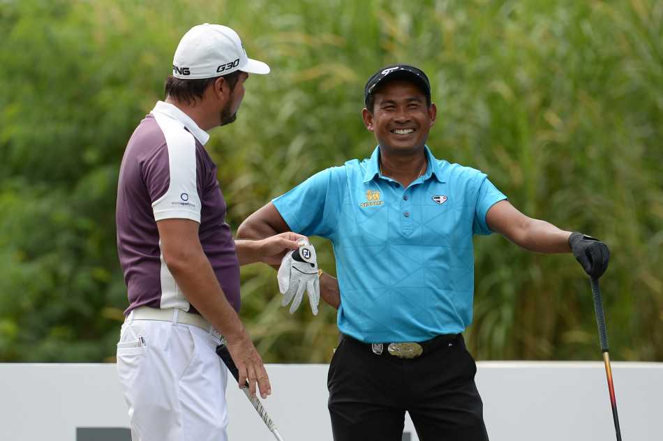 冠军马丹·马玛深情亲吻奖杯，这一瞬间凝聚了他职业生涯的坚持与荣耀