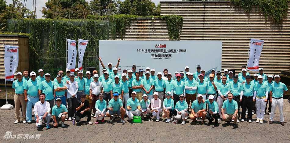 玉龙湾高尔夫球会湖光山色全景，球场与远山湖泊和谐相映，宛若世外桃源