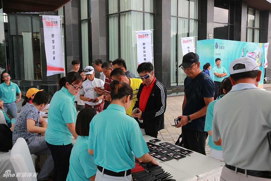 参赛选手们正在赛事签到处有序签到，脸上洋溢着对比赛的期待笑容