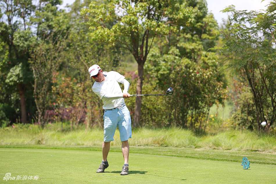 捶堂巡回赛深圳站冠军吴浩正在进行开球，动作流畅充满力量