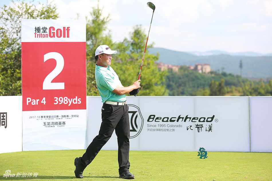 冠军陈宇手持奖杯与鲜花，在颁奖晚宴上露出自信而喜悦的笑容