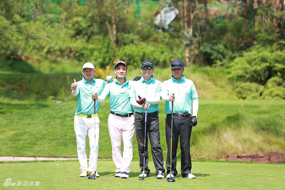 另一位选手在湖畔果岭边进行精准切杆，动作优雅而稳定