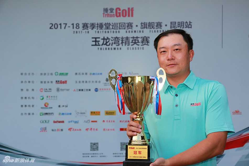 捶堂巡回赛深圳站冠军邹彦彪在比赛中凝神准备推杆