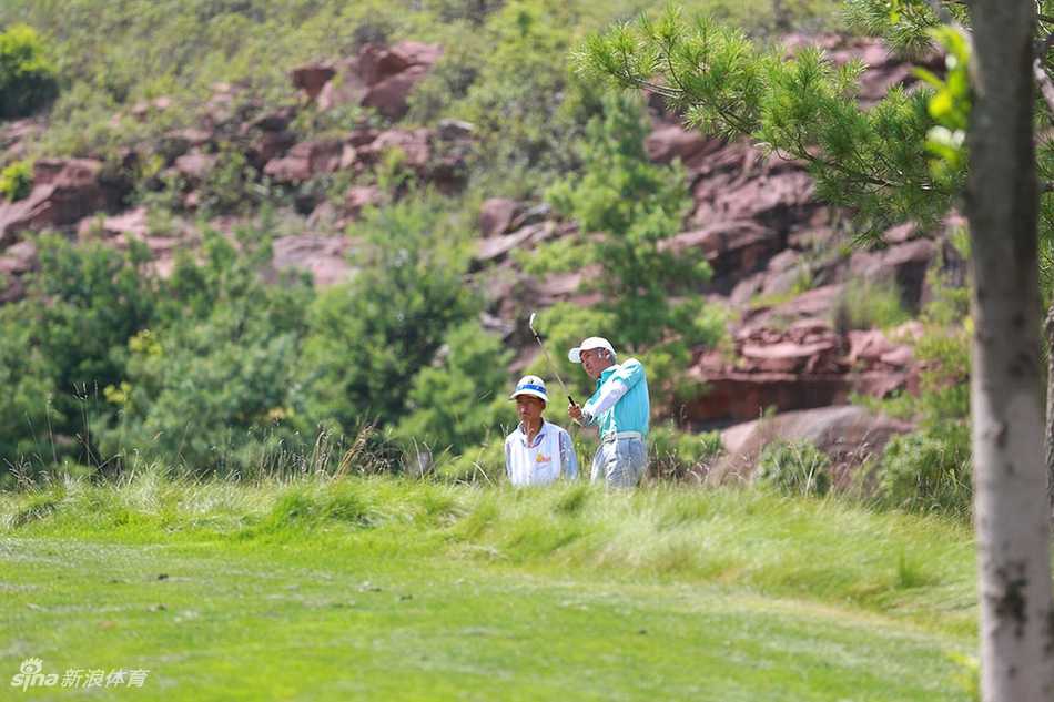 昆明玉龙湾高尔夫球会总经理龚磊先生在活动上致辞
