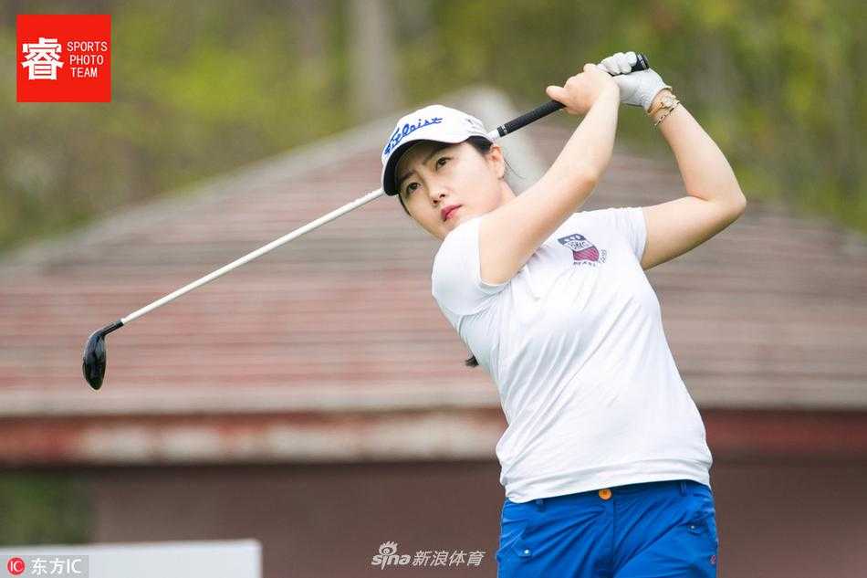 球手在发球台优雅挥杆，白色小球划破湛蓝天空飞向远方