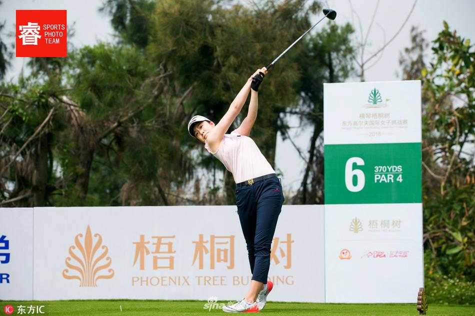 颁奖仪式上彩花漫天飞舞，选手与嘉宾在金色夕阳下共同庆祝