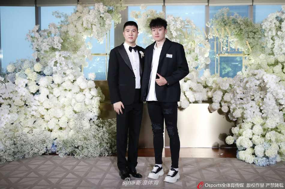 伴郎团成员胡明轩、曾繁日、赵锦洋、杨林祎四人并肩而立，身穿笔挺西装，昔日赛场上的队友此刻变身帅气男模团。