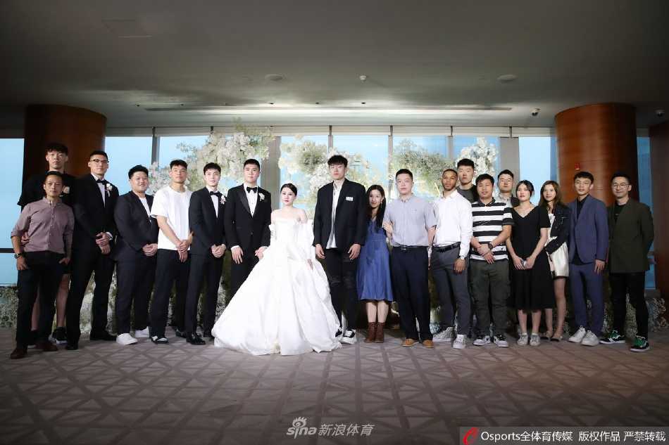 王薪凯与妻子在婚礼上深情拥吻，新娘一袭白色婚纱美艳动人，王薪凯则西装笔挺，画面浪漫宛如偶像剧。