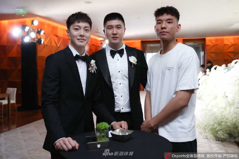 曾繁日身穿西装表情严肃，魁梧的身材在镜头前显得格外强壮，仿佛一位随时准备保护新郎的硬核保镖。