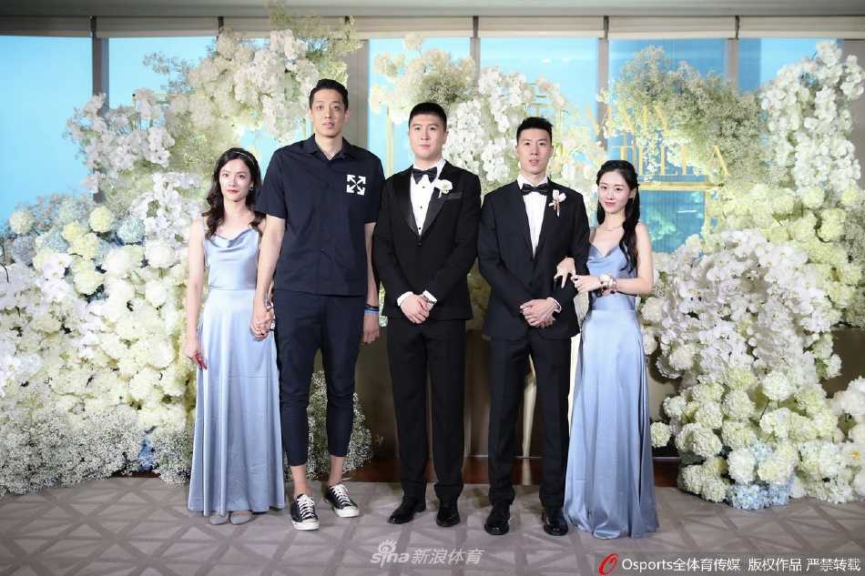 胡明轩在婚礼现场开怀大笑，露出一排整齐的牙齿，眼神中满是藏不住的喜悦，完全沉浸在兄弟结婚的幸福氛围中。