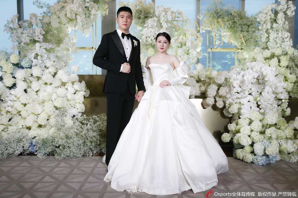 王薪凯与妻子甜蜜依偎切蛋糕，两人脸上洋溢着幸福的笑容，蛋糕的奶油香气似乎也弥漫着爱情的甜蜜味道。