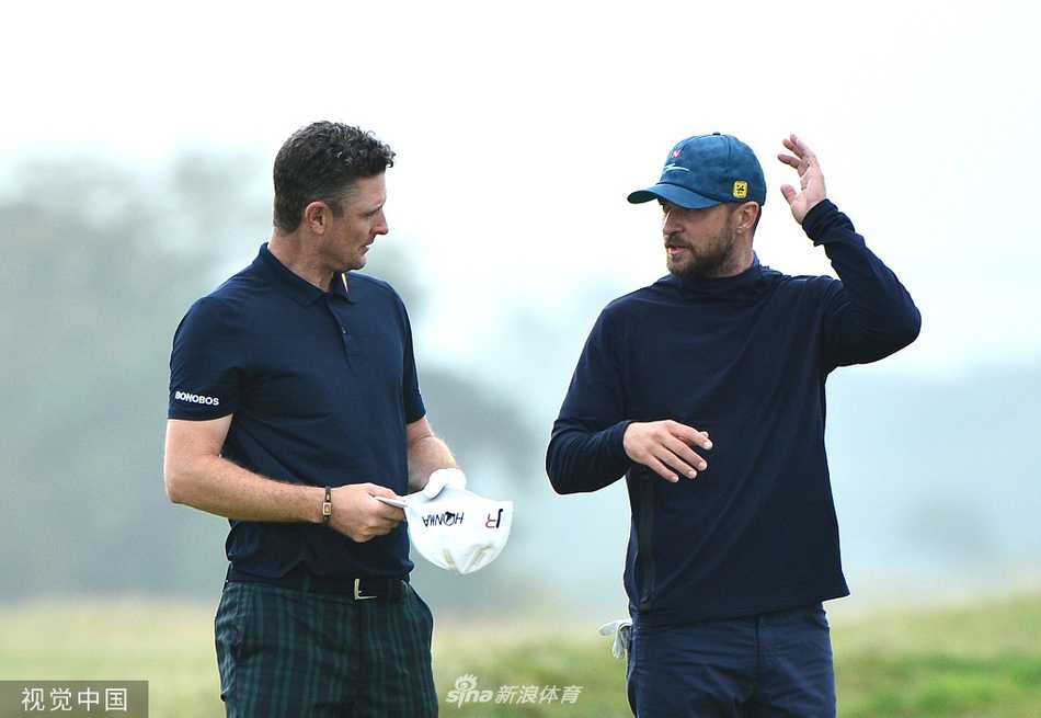 玫瑰罗斯正专注地指导贾老板，手指向远方球道，讲解战略，两人神情严肃而投入。