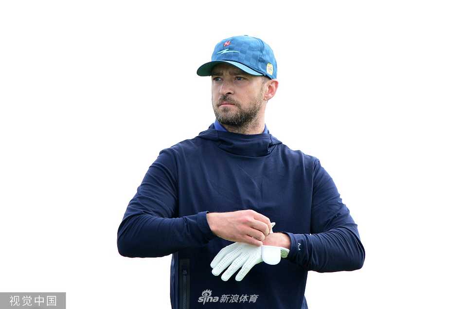 贾老板汀布莱克在宽阔的练习场上全力挥杆，身体舒展，目光紧随空中飞行的白色小球。