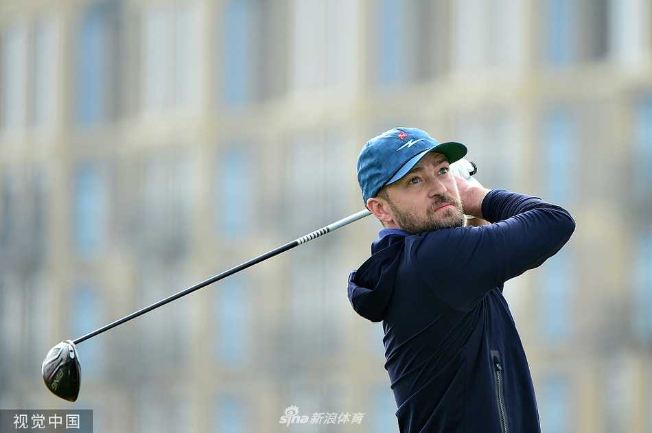 两人并肩站在发球台模拟开球，汀布莱克倾听罗斯讲解，背景是经典的苏格兰高尔夫球场风光。