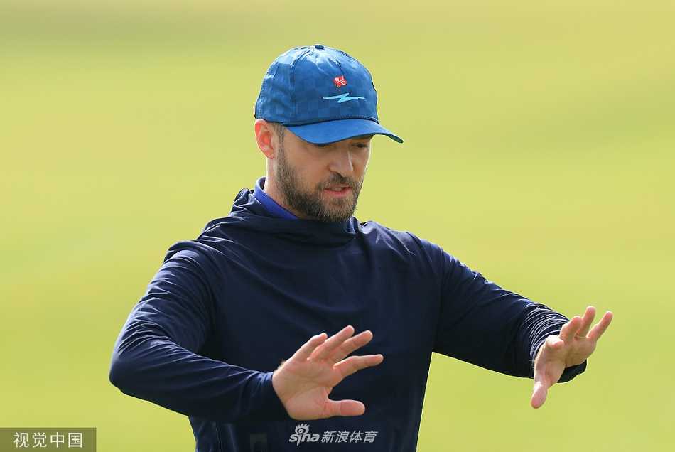 练习结束，贾斯汀-罗斯与贾斯汀-汀布莱克手持球杆轻松交谈，笑容灿烂，标志着一次成功的备战合作。