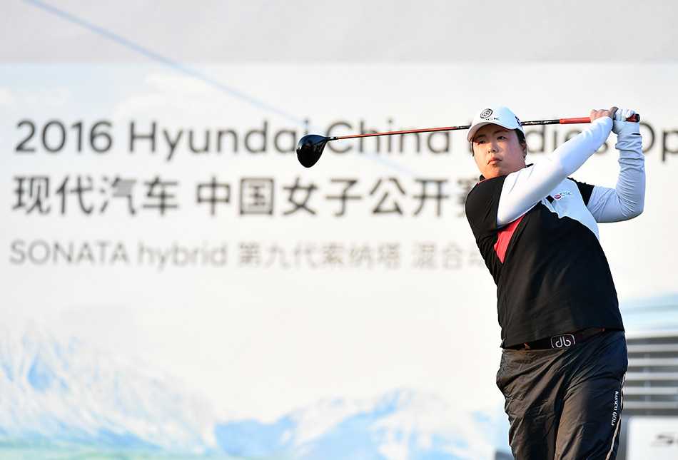 石昱婷凝神审视果岭推杆线路，专注的目光中透露着超越年龄的沉稳与睿智。