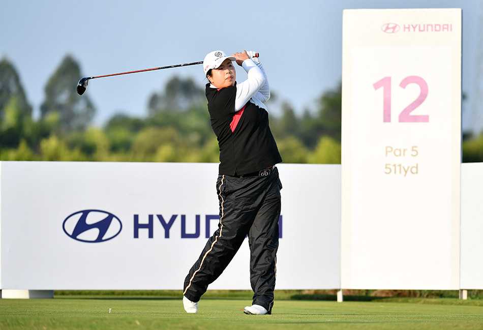 冯珊珊全神贯注挥杆一击，小白球划破长空，展现中国一姐的飒爽英姿与磅礴力量。