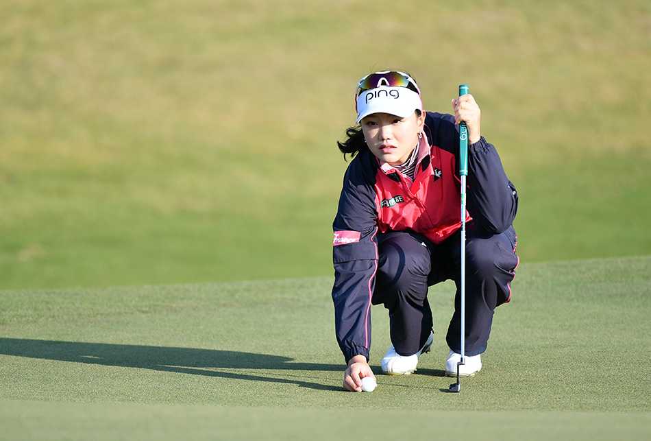 张哈娜紧握拳头为自己鼓劲，坚定的眼神与手势透露出对胜利的强烈渴望与执着信念。