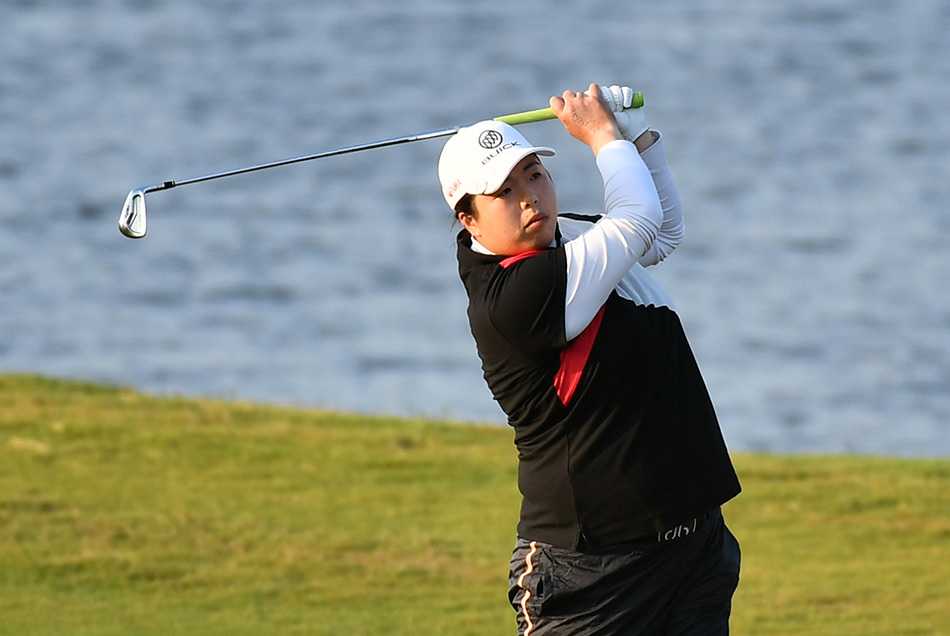 张哈娜在比赛中开心挥杆，灿烂的笑容感染全场，尽显享受高球运动的纯粹快乐。