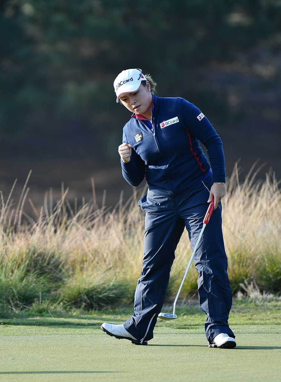 金孝周凝视冠军奖杯，脸上洋溢着胜利的喜悦与自豪，这是汗水与天赋浇灌出的荣耀时刻。