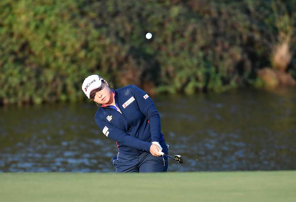 冯思敏完成优雅的收杆动作，身姿挺拔如松，为一次完美的击球画上句号，尽显职业风范。