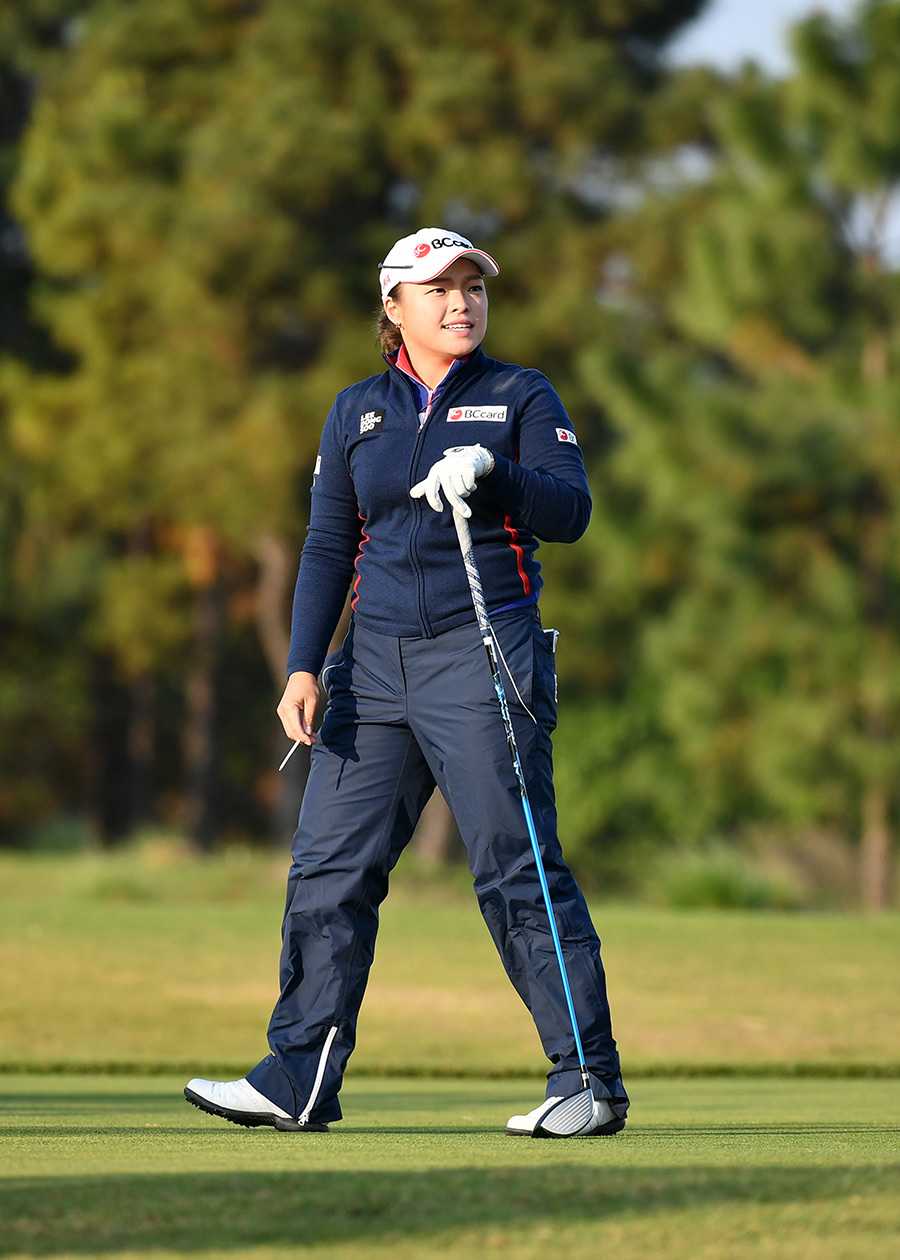 金孝周在沙坑中沉着救球，沙砾飞溅间展现世界级球员处理困难球位的超凡能力与冷静心态。