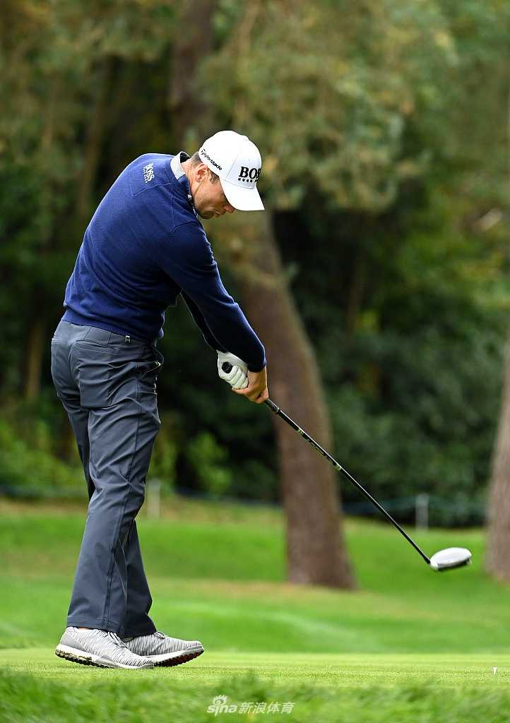 马丁·凯梅尔完成一次漂亮的挥杆，身体姿态平衡而优雅，球杆在阳光下闪烁