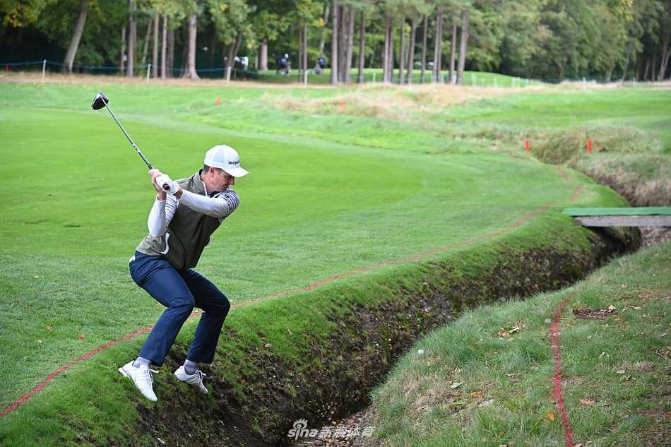 帕特里克·瑞德全神贯注进行推击，果岭起伏的线条清晰可见