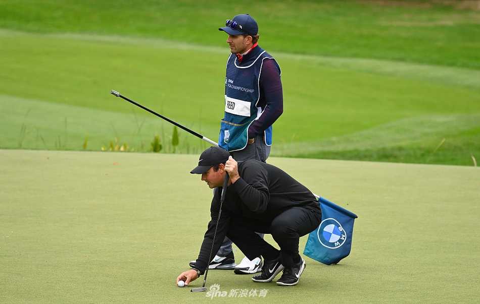 广阔的林克斯风格球道延伸向远方，球员与球童的身影在巨大的球场上显得专注而渺小