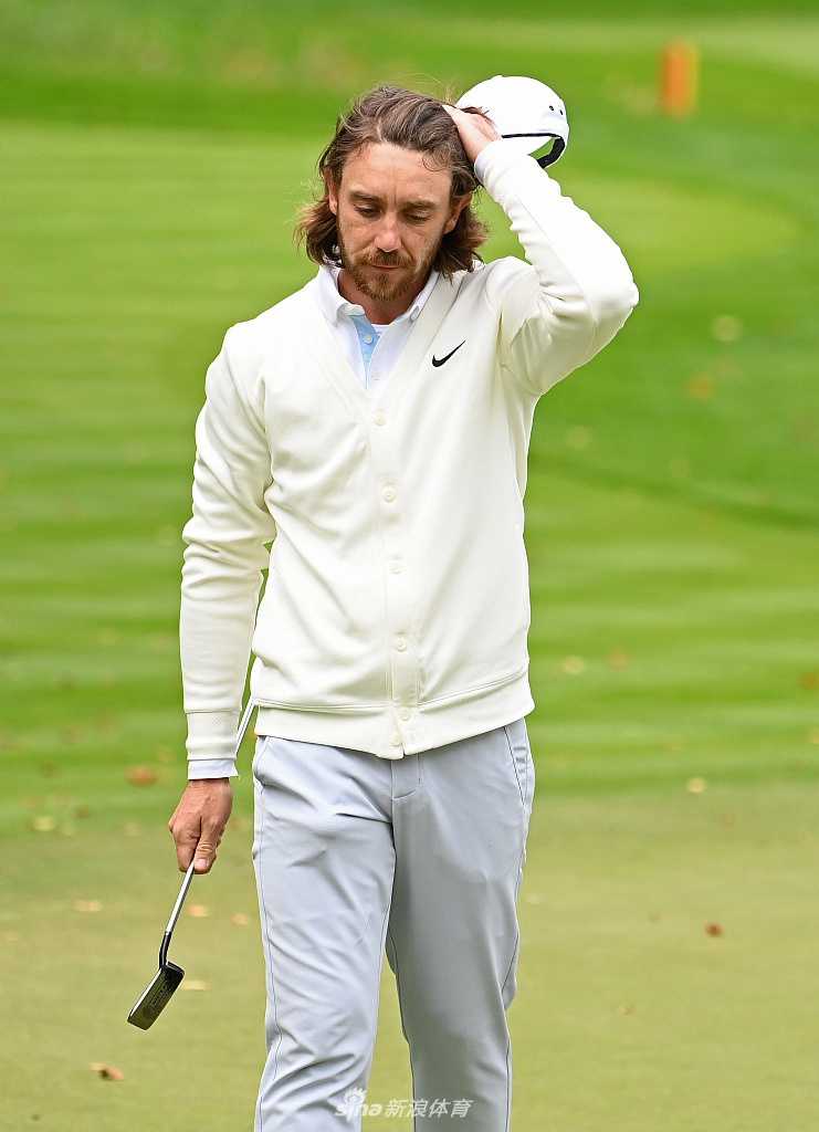 汤米·弗利特伍德露出标志性笑容，向支持他的观众挥手致意