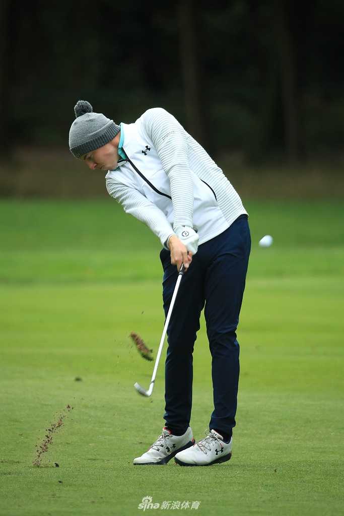 马修·菲茨帕特里克在沙坑中仔细处理一记困难球位，表情严肃而专注