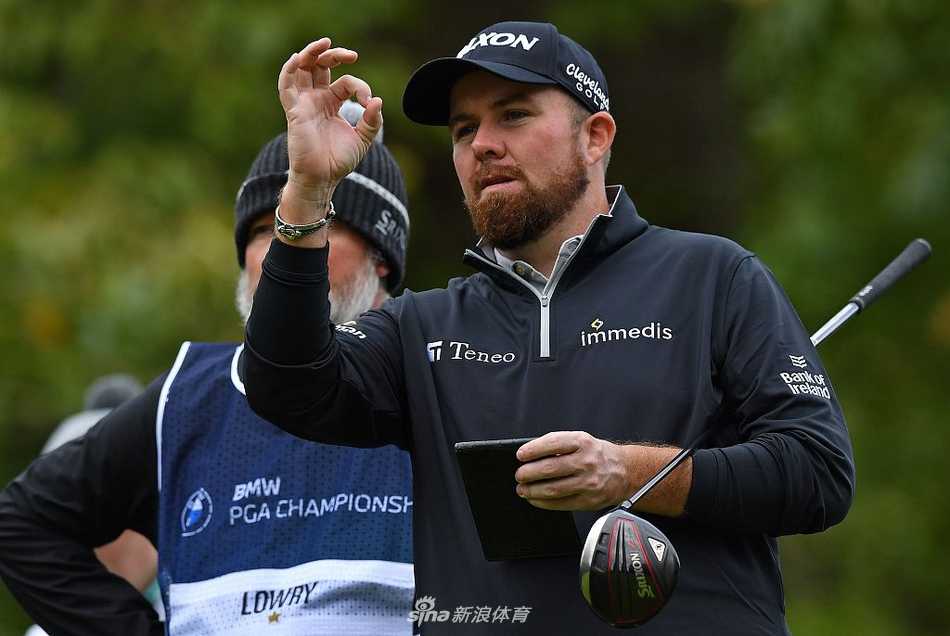 决赛轮开球前，冠军奖杯在展示台上静静等待，闪耀着诱人的光芒