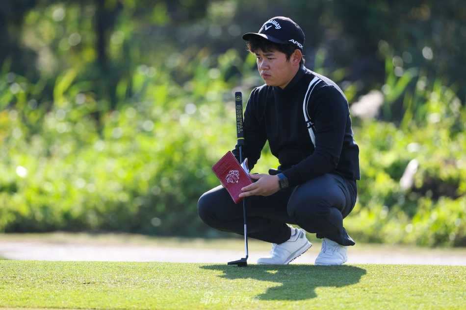 赵志萌在球道中段用短铁杆进攻果岭，身姿稳定，目光坚定地望向前方的旗杆位置。