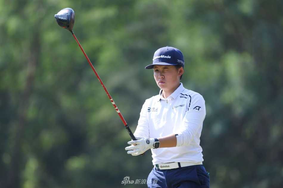 赵志萌在发球台上专注挥杆，身体线条舒展，白色小球在蓝天背景下划出优美弧线。