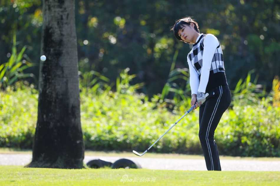 摄影师捕捉到赵志萌推杆进洞后瞬间绽放的灿烂笑容，胜利的喜悦点亮了整个画面。