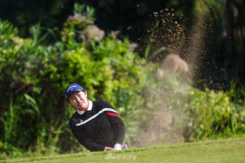 观众聚集在风景如画的湖边球道旁，沉浸于观看球员们精湛的击球表演。