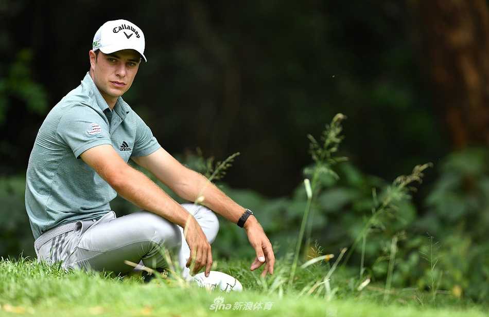 球员在晨曦中认真观察果岭起伏走向，为关键推杆做最后准备